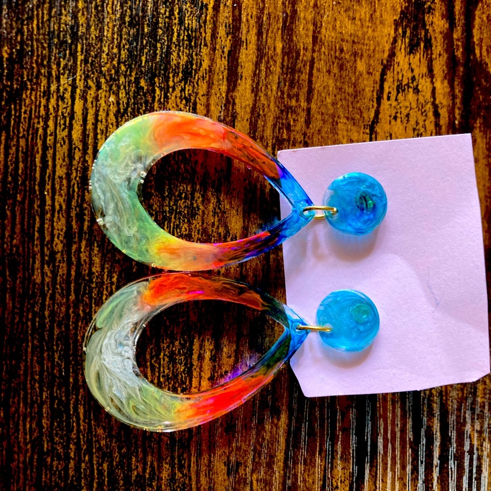 Resin dangle earrings
